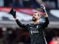 Demi Liverpool, Alisson Tolak Tawaran Gila dari Liga Arab Saudi