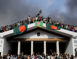 Pedemo Duduki Istana Bangladesh, PM Hasina Kabur ke India