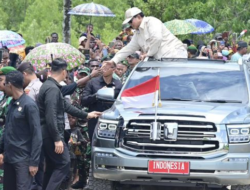 Bukan Maung Garuda, Prabowo Naik Kendaraan Pribadi Tank China di Papua