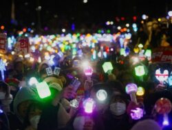 Lightstick K-pop ‘Menyala’ di Unjuk Rasa Pemakzulan Kepala Negara Yoon