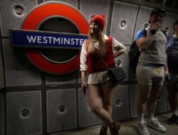 ‘No Trousers Tube Ride’, Warga London Naik Kereta Tanpa Celana