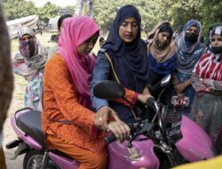 Wanita Pengendara Kendaraan Bermotor Roda Dua Makin Populer di Pakistan