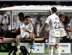 Cidera Lagi, Neymar Menangis Tinggalkan Lapangan