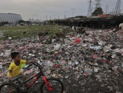 Tumpukan Sampah di Kolong Tol Papanggo