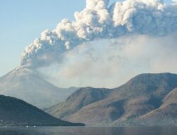 Gunung Lewotobi Laki-laki Erupsi Minggu Siang, Kolom Abu Sampai sekarang 3,5 Km