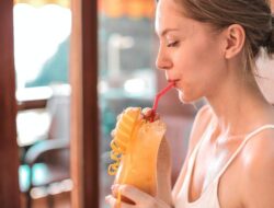 Efek Minum Pakai Sedotan Bikin Kulit Mudah Keriput?