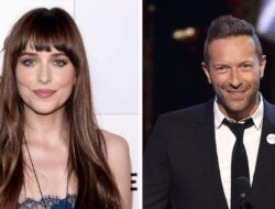 Chris Martin dan Dakota Johnson Putus Setelah 8 Tahun Pacaran
