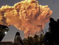 Lewotobi Laki Erupsi Lagi, Semburan Abu 2 Km Disertai Gemuruh Kuat