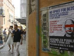 Jalan-Jalan Venesia Italia Marak Aksi ‘No space for Bezos’