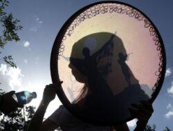 Merobohkan Sekat-sekat yang Tak Nyata