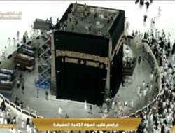 Momen Pergantian Kiswah Ka’bah di Masjidil Haram