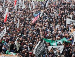 Mahathir Mohamad Pimpin Unjuk Rasa Penggulingan Anwar Ibrahim