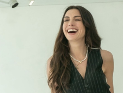 Anne Hathaway Pamer Potret Andy Sachs di The Devil Wears Prada 2