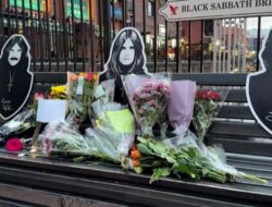 Bunga dan Lilin dari Warga Birmingham untuk Ozzy Osbourne