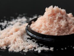 Bikin Pegal dan Stres Hilang, Ini 7 Manfaat Lengkap Mandi Air Garam