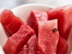 Menyegarkan, Tapi 3 Kelompok Orang Ini Tak Dianjurkan Makan Semangka