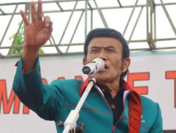 Rhoma Irama Isi Khotbah dan Jadi Imam Salat Jumat di Pestapora 2025