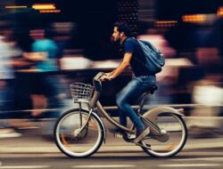 Naik Sepeda Sambil Main Ponsel di Jepang Bisa Didenda Rp1,2 Juta