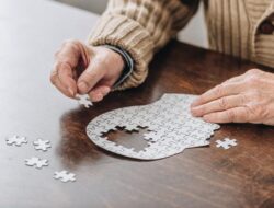 Lakukan Sejak Muda, Ini 6 Trik Turunkan Risiko Alzheimer saat Menua