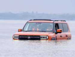 Aksi SUV Hybrid China Berenang Seberangi Sungai 1,4 Km