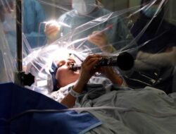 Momen Penderita Parkinson Main Klarinet saat Operasi Otak