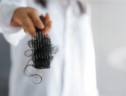 Rambut Kamu Rontok? Kemungkinan Kekurangan 6 Vitamin Ini