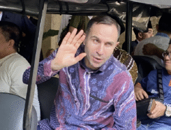 Timur Kapadze Salat Jumat di Istiqlal, Pakai Batik di Saf Terdepan