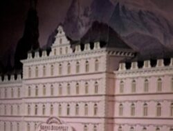 Melihat Pameran Tiga Dekade Perjalanan Sinema Wes Anderson