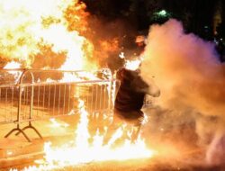 Aksi Penolakan Pencurian Uang Negara Berujung Ricuh, Albania Membara