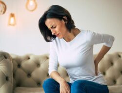 Kenapa Pinggang Belakang Bisa Terasa Sakit? Ini Penyebabnya