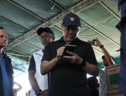 Zulhas Cek Langsung Lahan Pertanian Terdampak Bencana Banjir di Bireuen