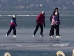 Ramai-ramai Warga Hungaria Berseluncur di Danau Balaton yang Membeku