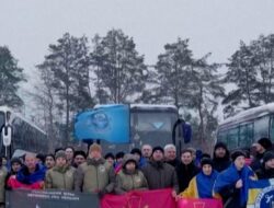 Momen Senang 157 Tahanan Ukraina usai Dibebaskan Rusia