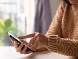 Mengenal Smartphone Pinky Syndrome, Gangguan pada Jari Kelingking Akibat Terlalu Lama Pegang HP : Okezone Women